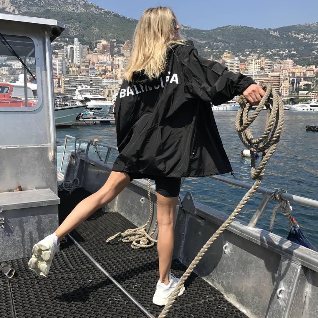 "Куди йдемо?": Брежнева заінтригувала шанувальників "морським" знімком